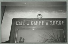 Sans titre [diorama dans la vitrine "Café & Canne à sucre" du…