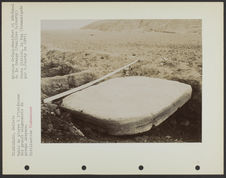 Table de pierre à l'intérieur des grands alignements du groupe Akapana