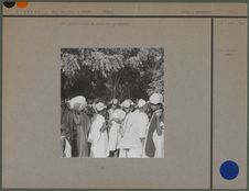 Une présentation de chapeaux au marché