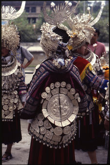 Détail d'un costume de fête au festival de Kaili
