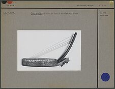 Harpe arquée avec caisse en tronc de pyramide
