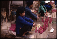 Vendeuses de bâtons d'encens au marché de Lang Son