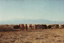 Sans titre [masaï et leurs abris dans un paysage]