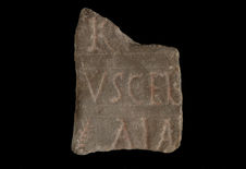 Fragment de stèle épigraphiée