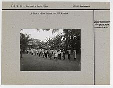 La leçon de culture physique, vers 1925, à Douala