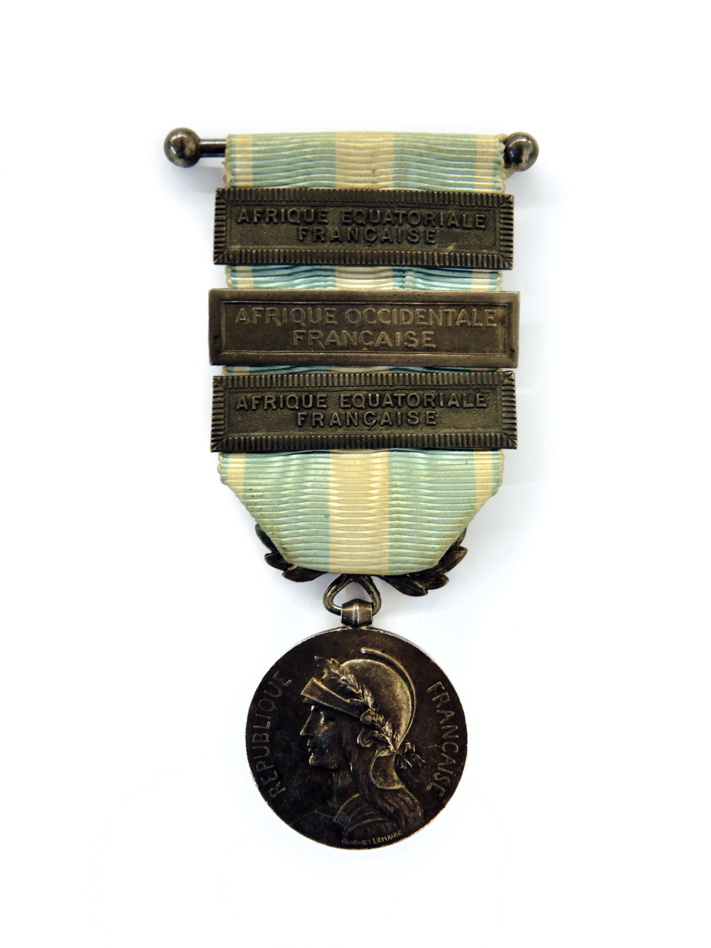 Médaille coloniale avec trois agrafes (AEF, AEF, AOF)