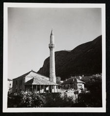 Mostar : mosquée avec toit de pierres plates
