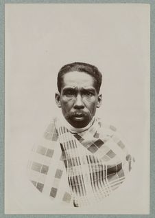 Madagascar ; 1896 [portait en buste d'un homme]