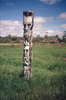 Muruken ; Porapora ; Vallée du Sepik ; Papua New Guinea ; Ancien poteau de…