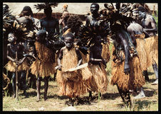 Groupe de danseurs ébanigi. Ewo