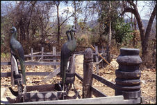 Tombe abandonnée du cimetière de Ban Don