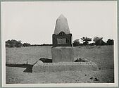 Environs de Goundam. Monument élevé sur les lieux de massacre. Colonne Bonnier