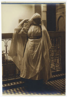 Femme drapée photographiée au balcon
