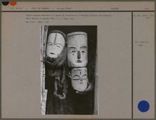 Trois masques exposés à la porte de derrière de l'ébandja