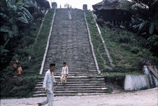 Escalier d'accès au village