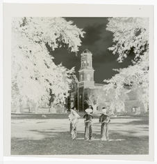 Types [trois enfants devant le monastère de San Francisco à Tzintzuntzan]
