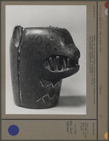 "Kero" vase en bois polychrome : tête de puma