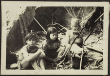 [Ruc o tong hang : femme et enfants autour d'un campement au pied d'un amas…