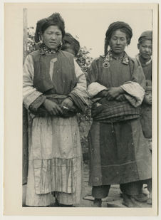 Femmes tibétaines du village de Tsedjrong en costume de fête