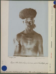 Papou tribu Yabim, d'à peu près 20 ans