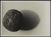 Une boule de pierre (fouille d'Aboudé en 1951)