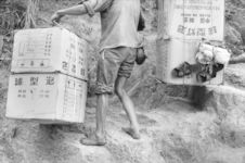 Porteur transportant des marchandises de Chine. Dong Dang. Vietnam, 1991