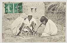 Sahariens jouant aux Dames avec des crottes Chameau