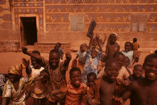 Haute-Volta, Ouagadougou [foule d'enfants souriant à l'objectif]