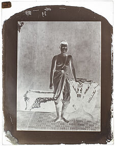 Jeune Siamoise en costume du pays [Portrait en pied, d'une jeune femme]