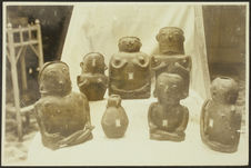 Sans titre [six figurines anthropomorphes précolombiennes et un vase]