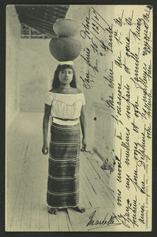 Sans titre [jeune femme portant des poteries]