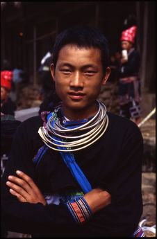 Jeune homme au marché de Muong Hum