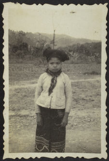 [Plu nui, Tai hat], Quang Binh : [portrait de face d'une jeune fille]
