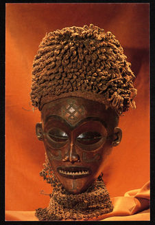 Masque féminin utilisé par les danseurs professionnels de l'ethnie Cokwe