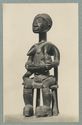 Statue commémorative Baoulé représentant une mère allaitant son enfant, symbole…