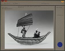 Modèle de bateau en balsa, couple en étoffe