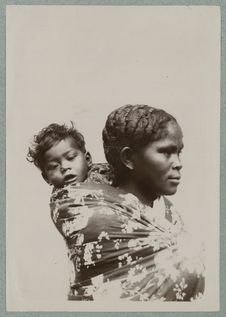Madagascar ; 1896 [portrait de femme portant un enfant dans le dos]