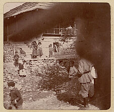 Juifs géorgiens, quartier juif de Koutaïs [enfants devant une habitation]