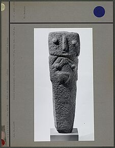 Statue anthropomorphe en pierre
