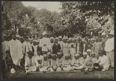 Le gouverneur du district de Marovoay avec l'école officielle [?]