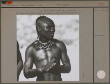 Jeune homme pendant la danse