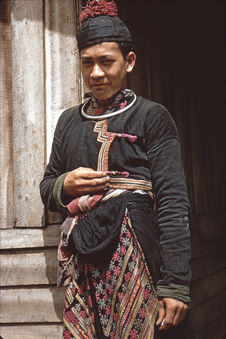 Hmong [portrait d'un homme]