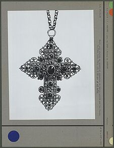 Croix avec chaîne, en argent et cabochons de verre