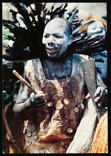 Danseur kébanigi jouant de la cloche de fer (okumbi)