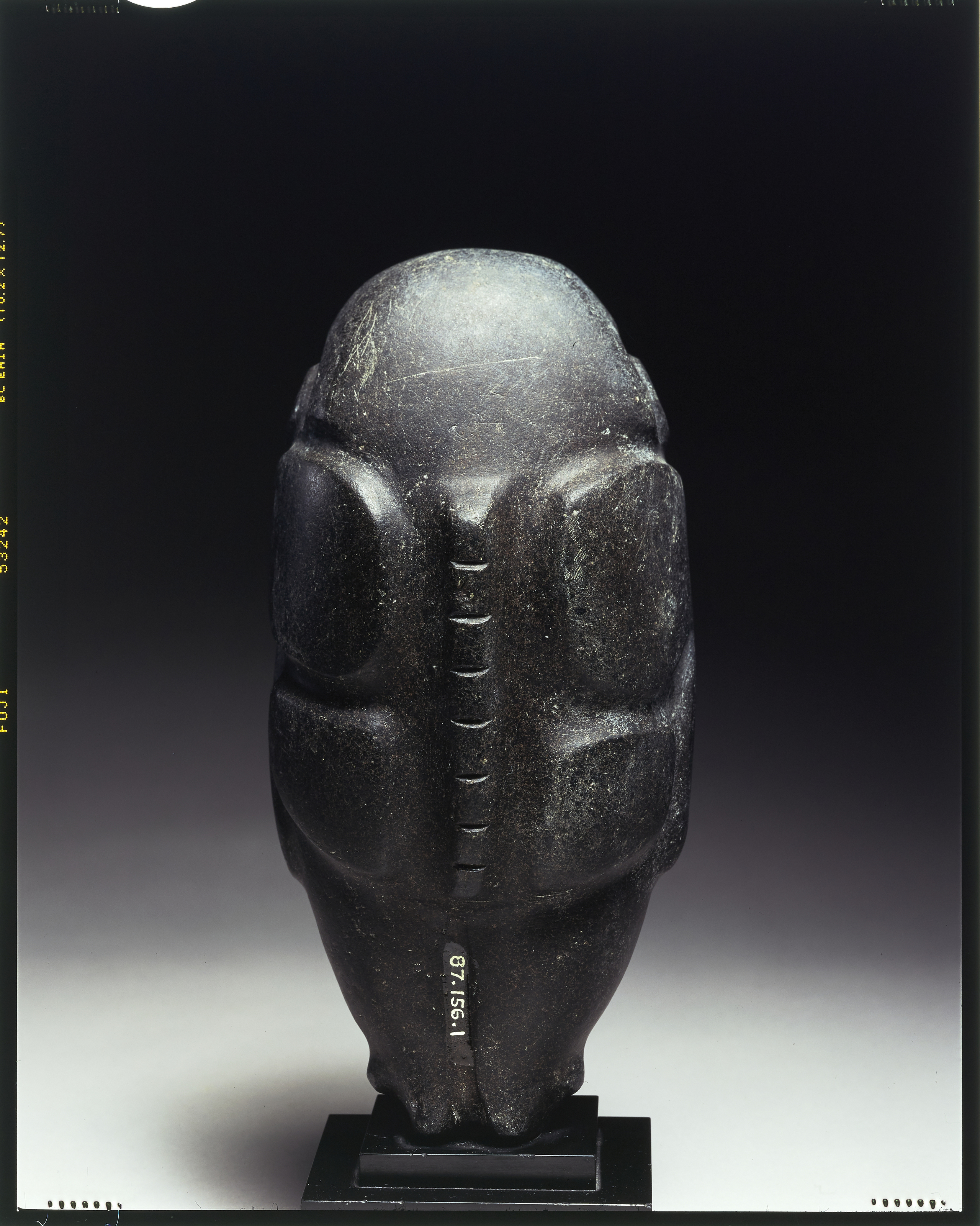Statuette anthropomorphe en basalte noir