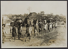 En route. Mission IFAN Dekeyser-Holas au Libéria en 1948. [Porteurs]