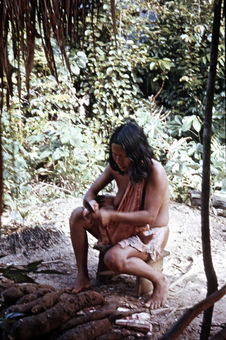 Femme épluchant du manioc