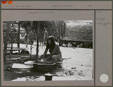 Femme passant le manioc au tamis