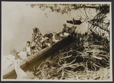 Mission IFAN Dekeyser-Holas au Libéria en 1948 [Personnes dans une pirogue]