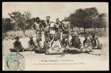 Congo Français. Brazzaville. Le roi Makoko, assis sur une peau de tigre et sa…